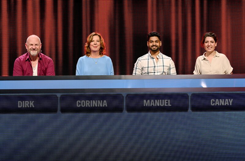 Die Kandidaten (v.l.n.r. am Panel): Dirk Rave, Corinna Ulbrich, Manuel Pazhedath, Canay Caliskan – Bild: ARD/​Uwe Ernst