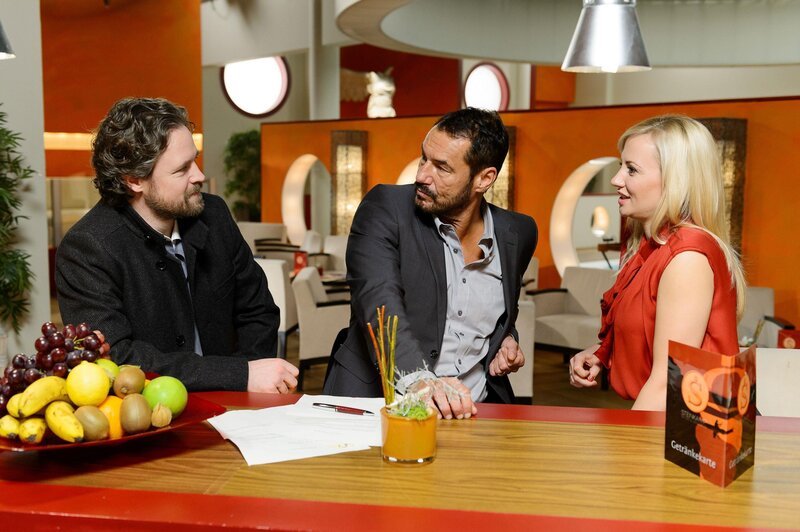Richard (Silvan-Pierre Leirich, M.) erlebt eine böse Überraschung, als Axel (Daniel Aichinger) ihn in Isabelles (Ania Niedieck) Beisein erpresst … – Bild: RTL