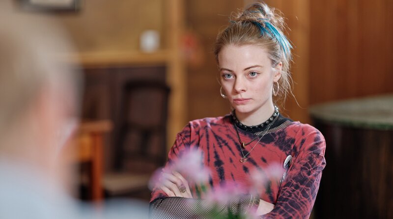 Juli (Charlotte Lorenzen) hat Mukoviszidose. – Bild: ARD Degeto/​Jan Raiber