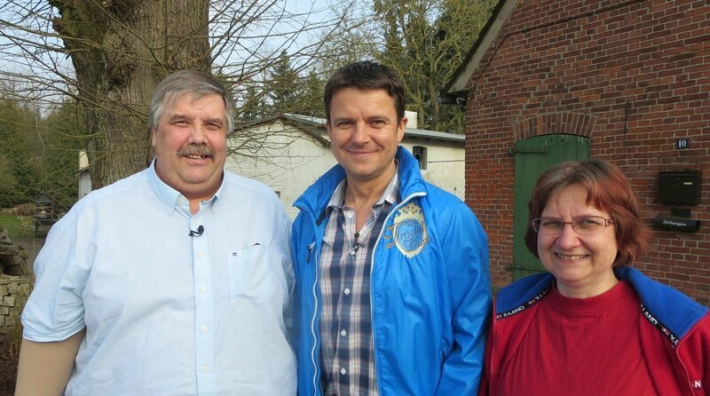 Experte Marco Heuberg (Mitte) schaut sich gemeinsam mit Joachim (53) und Kathrin (52) das Grundstück an – Bild: RTL II