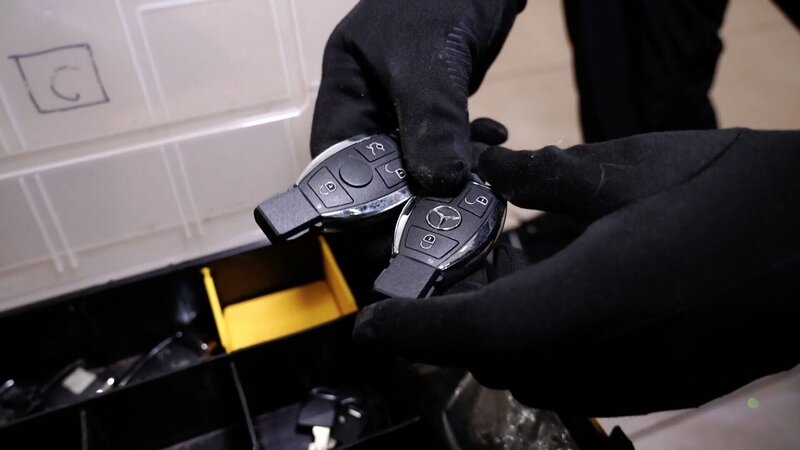 Profi-Diebe wissen, wie sie sich am Schwarzmarkt das nötige Zubehör beschaffen, um das Knacken von Autos zu vereinfachen. So auch mit Schlüsselrohlingen der gefragten Automarken. – Bild: ORF/​JavaFilms/​CBSPImages