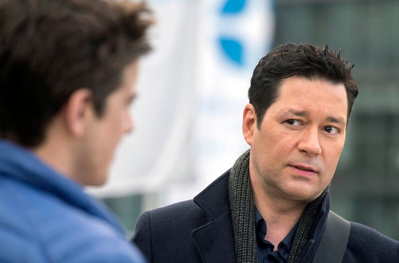 Dr. Brentano (Thomas Koch, l.) ist skeptisch bezüglich des plötzlichen Sinneswandels von Ben (Philipp Danne, l.). – Bild: ARD/​Jens Ulrich Koch