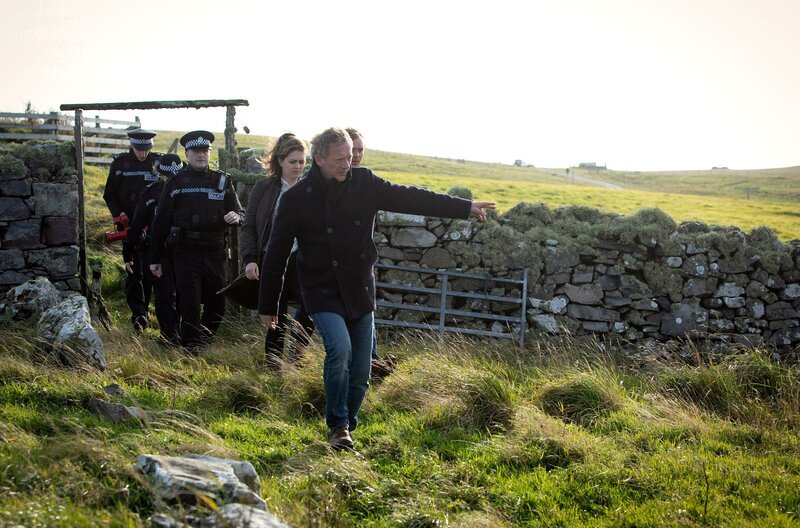 ARD Degeto MORD AUF SHETLAND – FALSCHES SPIEL, „Shetland – Series 4 (Episodes 5⁠–⁠6)“, am Freitag um 23:50 Uhr im ERSTEN. Jimmy Perez (Douglas Henshall, vorne), seine Assistentin Tosh (Alison O’Donnell) und Detective Constable Sandy Wilson (Steven Robertson) kommen zu spät. – Motiv Folge 5 – – Bild: ARD Degeto/​ITV Studios