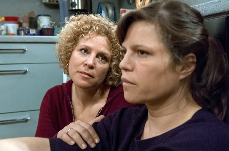 Noch immer ist Bea (Christiane Brammer, li.) die Einzige, die die wahren Umstände für Andreas’ Abwesenheit kennt und Eva (Lucy Muhr) ist verzweifelt und kommt zusätzlich noch arg in die Bredouille. – Bild: SWR/​Alexander Kluge