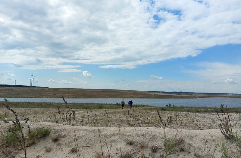 Der Ostsee soll ein wichtiger Baustein im Strukturwandel der Nach-Braunkohlezeit werden. Doch ist die Vorfreude verfrüht? An anderen Lausitzer Bergbaufolgeseen kämpfen die Anrainer mit der Wasserqualität. Denn das jetzt wieder aufsteigende Grundwasser spült Sulfate aus dem Untergrund in die Seen und lässt den ph-Wert sauer werden. Wird das Bergbau- und Sanierungsunternehmen LEAG die versprochene Wasserqualität für den Cottbuser Ostsee einlösen können? – Der Cottbuser Ostsee. – Bild: rbb