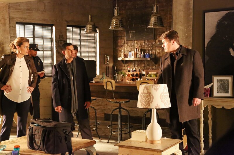 Eine Frau hat sich angeblich zu Tode erschrocken. Richard Castle (Nathan Fillion, r.), Kate Beckett (Stana Katic, l.) und Javier Esposito (Jon Huertas, M.) versuchen diesen Fall aufzuklären, was sich als gar nicht so leicht herausstellt … – Bild: ABC Studios Lizenzbild frei