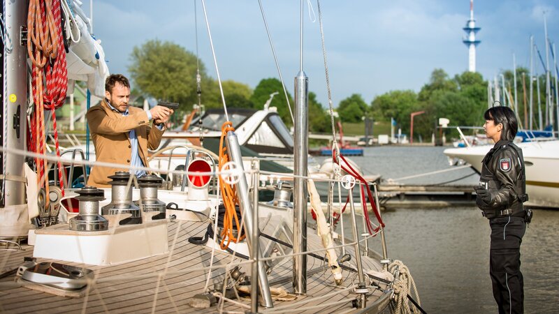 Gegen die Anweisung ihres Kollegen Hans verhindert Alexa (Minh-Khai Phan-Thi, r.) den Zugriff des SEK. Sie ist sich sicher, dass sie Henning Volland (Matthias Ziesing) dazu bringen kann, sich zu stellen. – Bild: ZDF und Boris Laewen