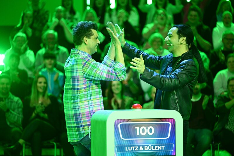 Lutz van der Horst (l.); Bülent Ceylan (r.) – Bild: Seven.One /​ Willi Weber