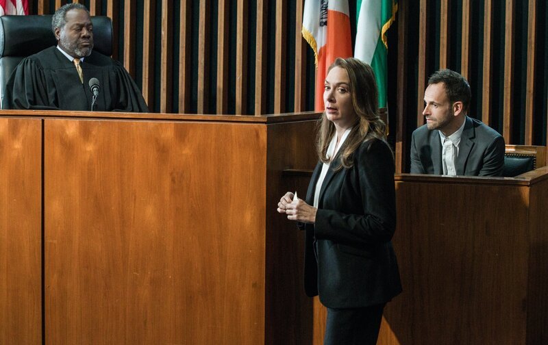 Holmes (Jonny Lee Miller, r.) erinnert sich vor Gericht an die Ereignisse, die zu Det. Bells Verletzung geführt haben. Doch Richter O’Hare (Frankie Faison, l.) und Cassandra Walker (Elizabeth Marvel, M.), die die Befragung leitet, scheinen ihre Zweifel an der Wahrheit seiner Aussagen zu haben … – Bild: CBS Television Lizenzbild frei