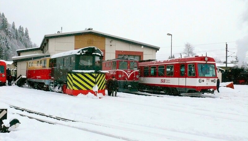 Die schmalspurige Pinzgauer Lokalbahn fährt im Salzburger Land auf der 53 Kilometer langen Strecke zwischen Zell am See und Krimml. In absehbarer Zeit soll sogar ein Dampfschnellzug wieder regelmäßig an den Wochenenden unterwegs sein. – Bild: SWR/​Wolfgang Drichelt