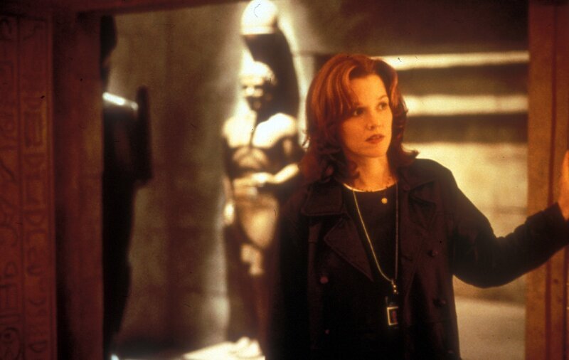 Dr. Margo Green (Penelope Ann Miller) hört mysteriöse Geräusche aus den Katakomben des Museums. – Bild: TMG Dr. Margo Green (Penelope Ann Miller) hört mysteriöse Geräusche aus den Katakomben des Museums. – Bild: TMG