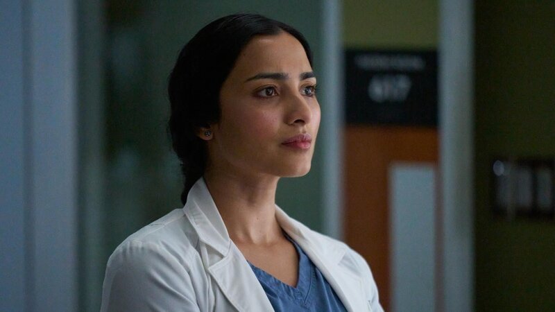 Dr. Sonya Maitra (Anya Banerjee) +++ Die Verwendung des sendungsbezogenen Materials ist nur mit dem Hinweis und Verlinkung auf RTL+ gestattet. – Bild: RTL /​ Sony Pictures Entertainment