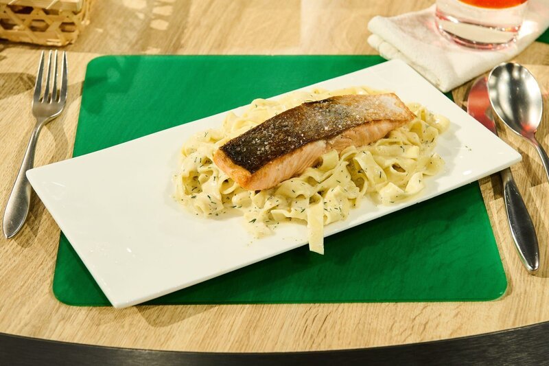 Leibgericht von Sven Riese: Tagliatelle mit Weißwein-Sahnesauce und gebratenem Lachs – Bild: ZDF und Gunnar Nicolaus