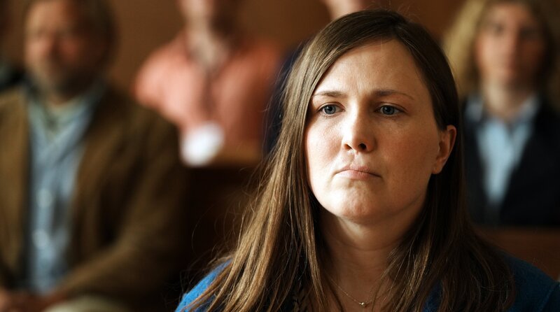 Sylvie Rick (Jana Julia Roth) glaubt an die Unschuld ihres Bruders. – Bild: ARD Degeto Film/Hans-Joachim Pfeiffer Sylvie Rick (Jana Julia Roth) glaubt an die Unschuld ihres Bruders. – Bild: ARD Degeto Film/Hans-Joachim Pfeiffer