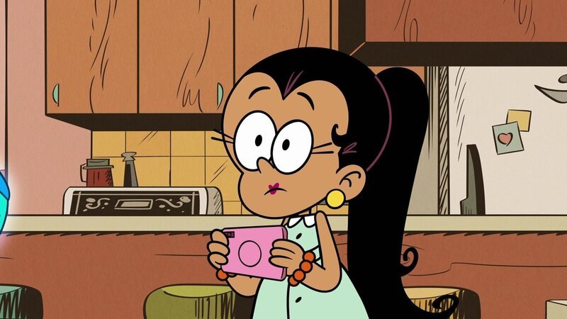 Carlota ist wie besessen von ihrem neuen Handy-Spiel.  +++ – Bild: RTL /​ Ungeteilte Aufmerksamkeit