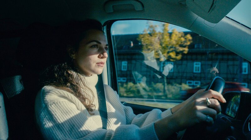 In Ostdeutschland leben deutlich weniger Personen mit Migrationshintergrund als im Westen. Wer anders aussieht, spricht oder lebt, fällt hier schneller auf. Reporterin Katharina Vorndran zeigt, wie Menschen zwischen Fremdsein und Dazugehören ihren Weg finden. – Bild: MDR/​Dirk Meinhardt