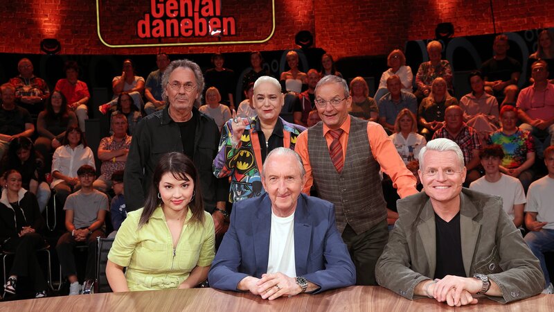 Foto, vorne: Erika Ratcliffe, Mike Krüger, Guido Cantz Foto, hinten: Hugo Egon Balder, Hella von Sinnen, Wigald Boning; Foto, vorne: Erika Ratcliffe, Mike Krüger, Guido Cantz Foto, hinten: Hugo Egon Balder, Hella von Sinnen, Wigald Boning – Bild: RTLZWEI – Frank W. Hempel