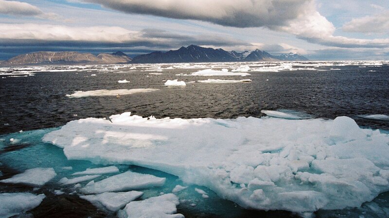 Abschmelzen der Gletschermassen. – Bild: ZDF und ORF/​epo-film/​Kurt Mayer