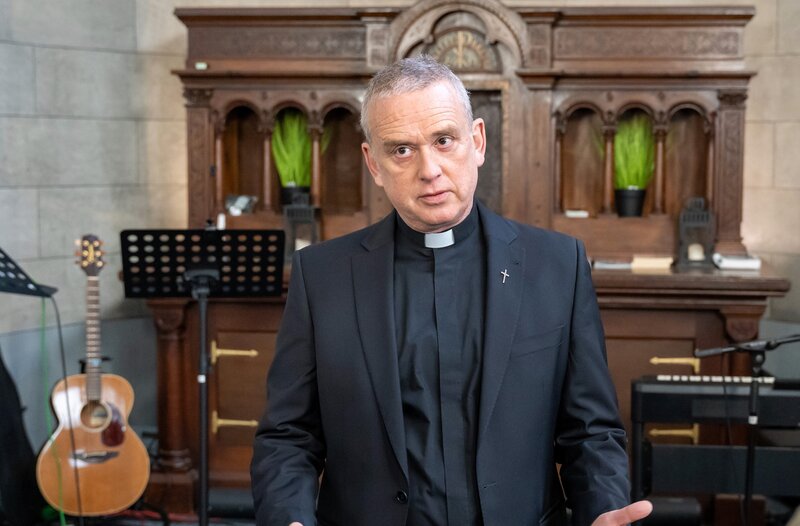 Pfarrer Stein (Thomas Huber) willigt ein, Hubert und Girwidz zu helfen. – Bild: ARD/​Thomas Neumeier