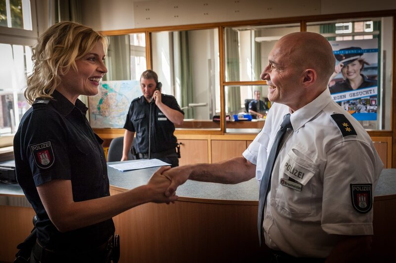 Melanie (Sanna Englund) wurde von Haller in ein anderes Revier geschickt, um unauffällig herauszufinden, welcher der Kollegen/​innen korrupt sein könnte. Dort trifft sie auf den Revierleiter Braumeister (Andreas Grothgar). – Bild: ZDF und Boris Laewen