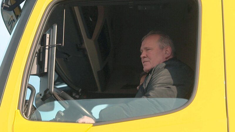 Harald löst das Geschenk von Silvia zum elften Jahrestag ein – eine Fahrt im Lkw. – Bild: RTLZWEI, Yellowstone Productions