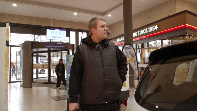 Jean hat wegen seiner Bekanntheit im Fernsehen eine unerfreuliche Begegnung im Supermarkt – er wird von einem Unbekannten heftig beleidigt. – Bild: RTLZWEI