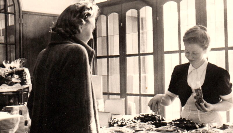 PHOENIX LEYSIEFFER – LEIDENSCHAFT FÜR SCHOKOLADE, Leysieffer – Ursula Leysieffer (2. Generation) im Kaffee ca. 1950. – Bild: PHOENIX/​NDR/​Fa. Leysieffer