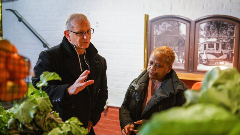 Chef Robert Irvine talks about ingredients with Karen Patton, owner of Sweet Potato Café, in Stone Mountain, GA, as seen on Restaurant: Impossible, Season 20. – Bild: Warner Bros. Discovery