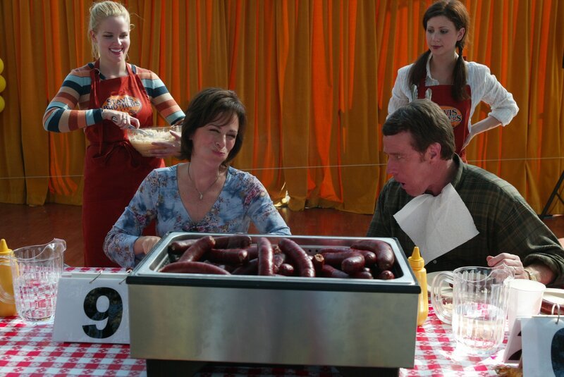 Vorne: Um die Nachbarn von ihren Qualitäten zu überzeugen, nehmen Hal (Bryan Cranston, r.) und Lois (Jane Kaczmarek, l.) am Wurst-Wettessen teil … – Bild: ViacomCBS