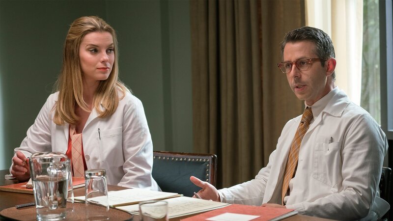 Beruflich und privat driften Art (Jeremy Strong) und seine Frau Nancy (Betty Gilpin) immer weiter auseinander. – Bild: AXN White