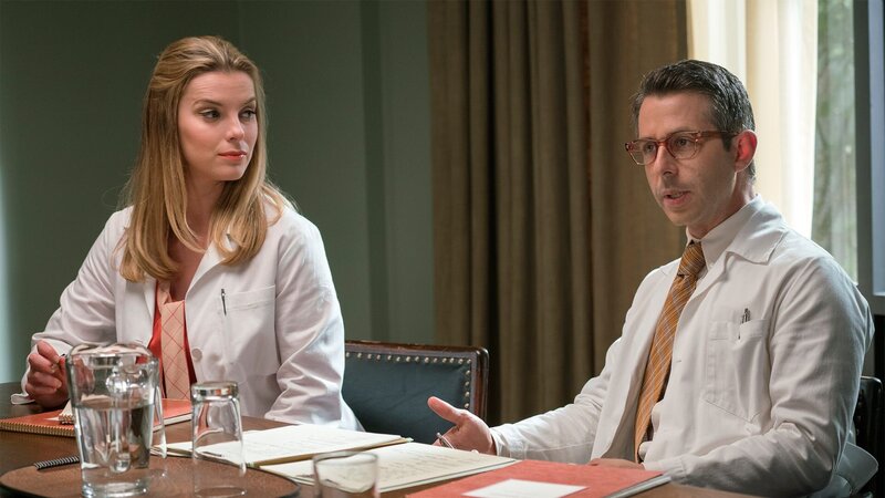 Beruflich und privat driften Art (Jeremy Strong) und seine Frau Nancy (Betty Gilpin) immer weiter auseinander. – Bild: AXN White