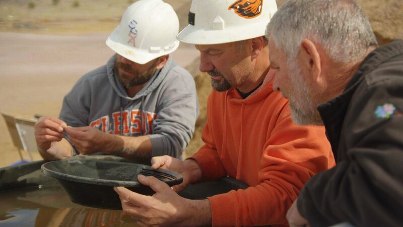 Chris Taylor, Dave Turin und Clay McMains bei der Untersuchung einer Siebschale im Chino Valley – Bild: RAW TV /​ Discovery Communications, LLC
