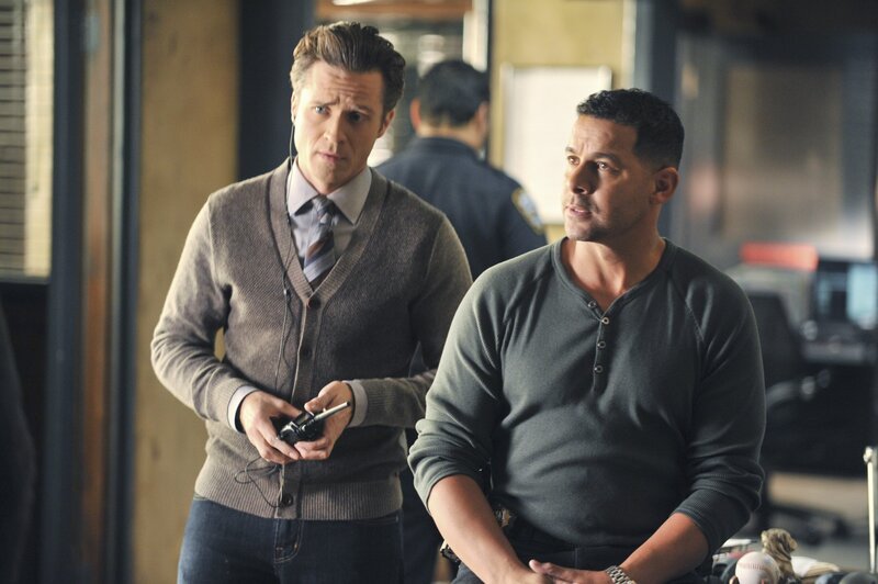 Kevin Ryan (Seamus Dever, l.) und Javier Esposito (Jon Huertas, r.) versuchen herauszufinden, wo die entführte Tochter eines reichen Geschäftsmannes aus dem Mittleren Osten, festgehalten wird … – Bild: American Broadcasting Companies, Inc.