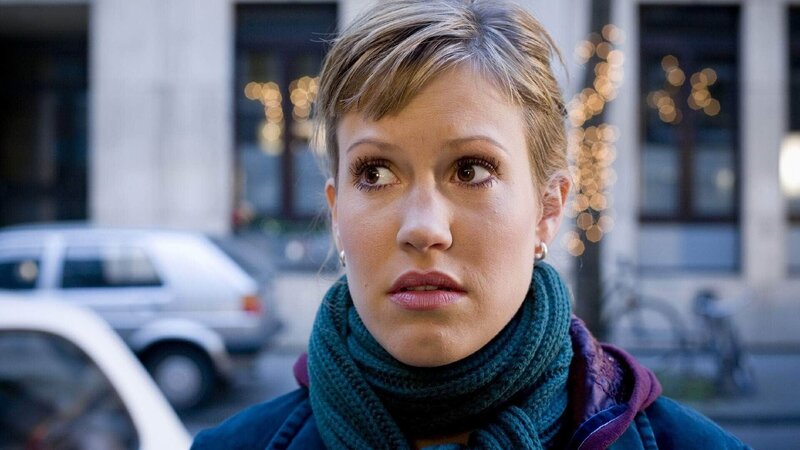 Alex (Wolke Hegenbarth) ist auf der Suche nach einer weihnachtsfreien Zone. – Bild: MG RTL D /​ Guido Engels