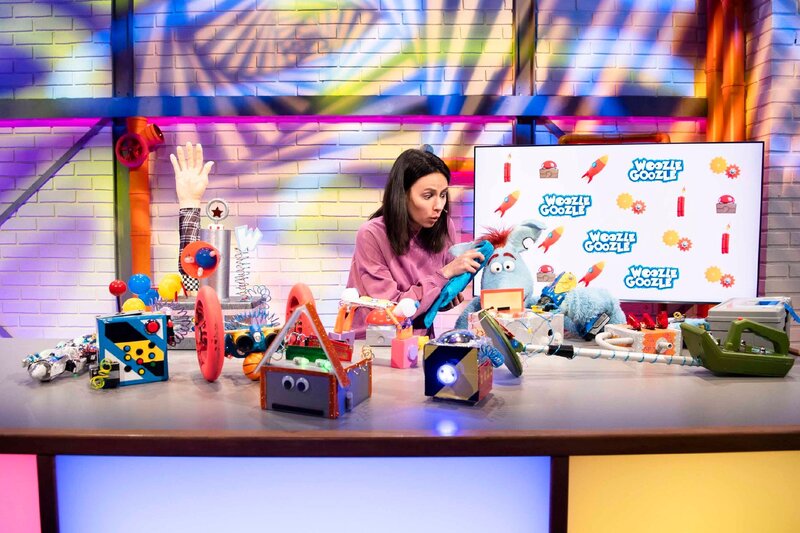 Heute geht es um menschliche Höchstleistungen. Woozle möchte aber lieber über seine eigenen Höchstleistungen reden. Er will Maria beweisen, dass er in einer Minute 10 Sachen erfinden kann! Er hat bereits Simón, Opa und Woonie von seinem Vorhaben erzählt und stellt dann aber fest, dass es unmöglich ist. Jetzt steht Woozle unter ganz schön viel Druck!  +++ – Bild: SUPER RTL/​Annette Etges /​ Menschliche Höchstleistungen