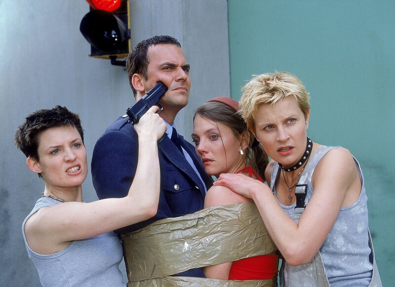 Pias (Katharina Schmaltz, 2.v.re.) Plan ist ausser Kontrolle geraten: Die Vattkes (li. Judith Sehrbrock, re. Sanna Englund) haben sie und Tom (Marcus Grüsser) als Geisel genommen, um sich ihren Weg in die Freiheit zu erzwingen … – Bild: RTL