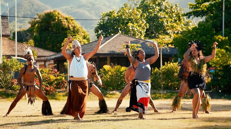 Claires Tanzgruppe beim traditionellen marquesianischen Tanz, Ua Pou/​Marquesas. – Bild: NDR/​Autentic GmbH/​Thierry Thuilier
