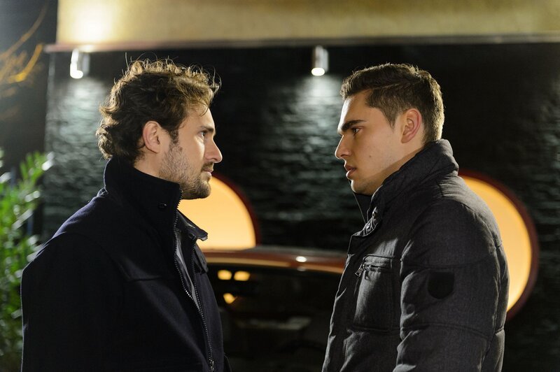 Kai (Alexander Gier, l.) hat endgültig genug von den Heimlichkeiten und bittet Joscha (Carlo Degen) darum, sich endlich zu outen. – Bild: RTL Passion