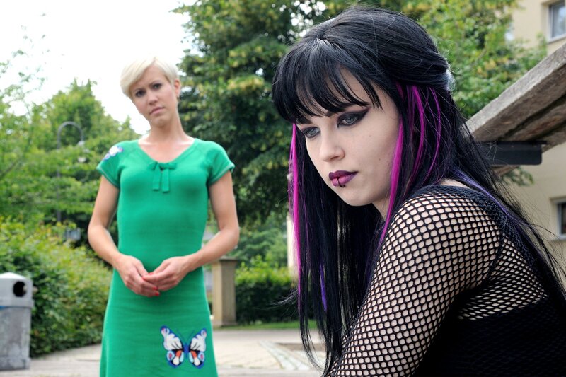 Drama um Gothic-Clique: Klara muss Monique Wollenweber sagen, dass ihr Freund Andi tot aufgefunden wurde. – Bild: ARD/​Hardy Spitz