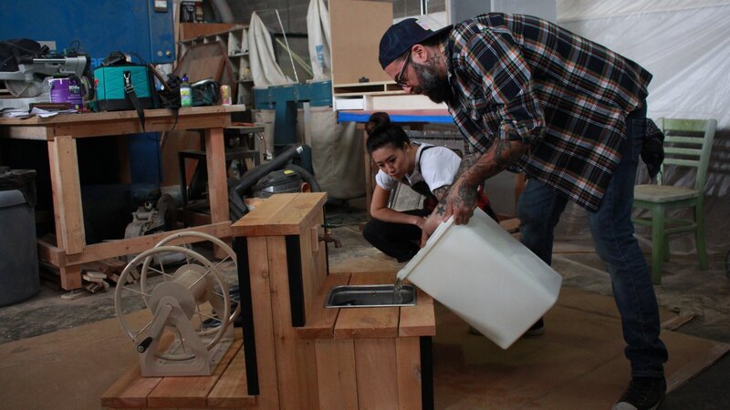 Grace Lee and Antonio Ballatore test water in the outdoor drinking station. – Bild: Animal Planet /​ Discovery Communications