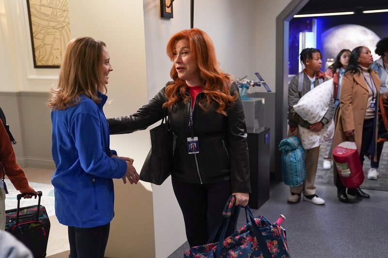 Vorne, v.li.: Docent (Hillary Anne Matthews), Melissa Schemmenti (Lisa Ann Walter) – Bild: Gilles Mingasson /​ ABC