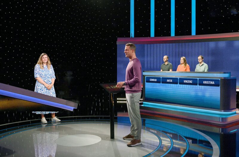 Moderator Alexander Bommes (M.) mit den Kandidat:innen: Kristina Knoblach-Schmidt (l.), Conrad Spanaus (3.v.r.), Antje Bäuerle (2.v.r) und Vinzenz Schindler. – Bild: ARD/​Markus Hertrich