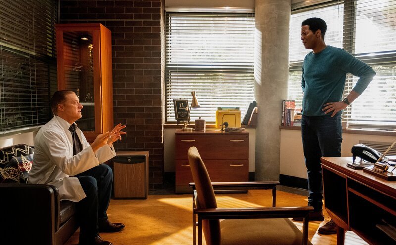 Alan Tudyk als Harry Vanderspeigle, Corey Reynolds als Sheriff Mike Thompson. – Bild: USA Network /​ NBCU