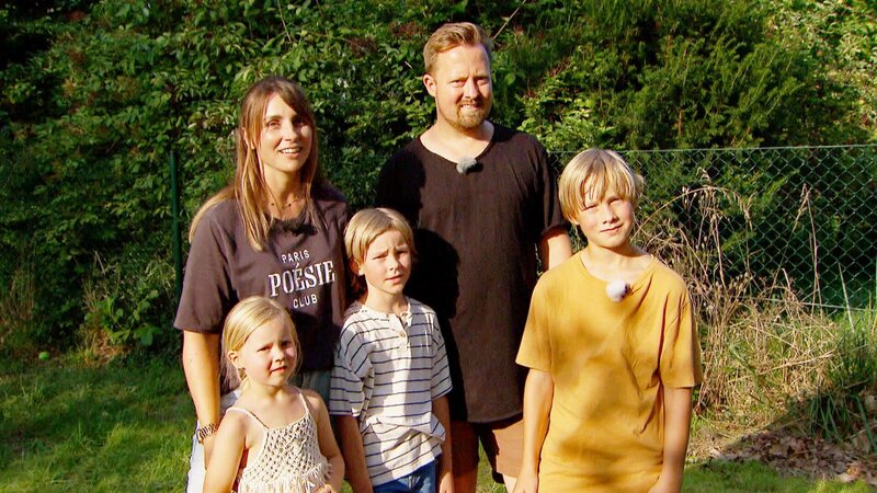 Mit drei Kindern war der Garten von Familie Ortner bislang eher ein wild durcheinander gewürfelter Spielplatz. Das soll jetzt anders werden: Das lange und schmale Gelände braucht dringend Struktur und gemütliche Ecken. Die Kinder sollen auch weiterhin auf ihre Kosten kommen, mit einem Ninja-Parcours. Nico Sollazzo und Benjamin Balsam nehmen sich den Wünschen an. – Bild: ZDF