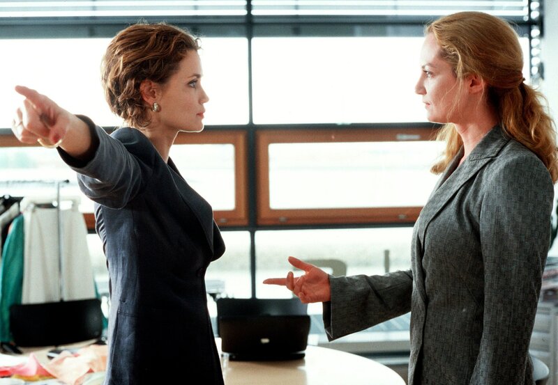 Zwischen der erfolgreichen Modedesignerin Isabelle (Natalia Wörner, re.) und ihrer Jugendfreundin Vivien (Anja Kling) kommt es zu unüberbrückbaren Differenzen. – Bild: ARD/​DEGETO/​Stephan Pflug