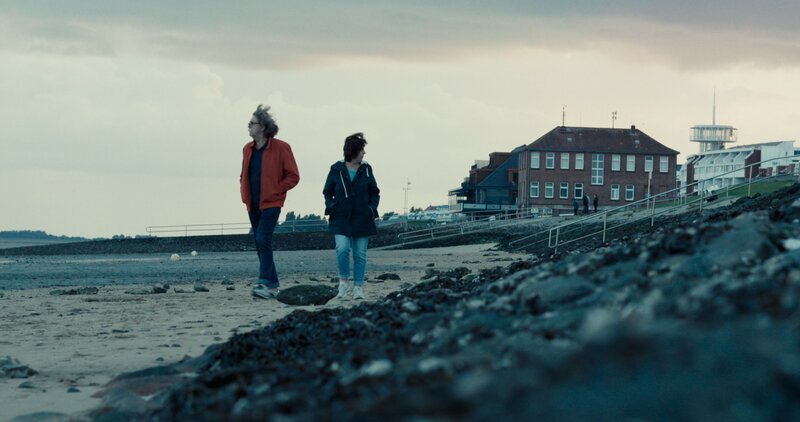 Didi und Ulla Högel bei einem Abendspaziergang. Es ist eine enorme psychische Belastung für beide, auch nach so langer Zeit. – Bild: ZDF und Tobias Tempel