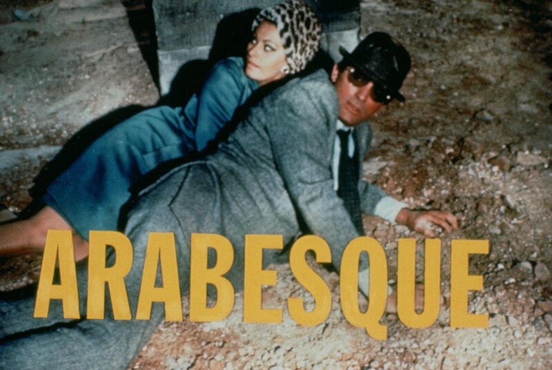 David Pollock (Gregory Peck, r.) und Yasmin Azir (Sophia Loren, l.) sind auf der Flucht. Noch weiß er nicht, dass sie ein doppeltes Spiel treibt … – Bild: 2002 Universal Television Distribution