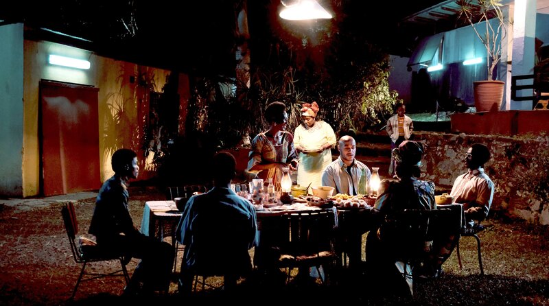 Sam (Malick Bauer, 2.v.r.) wird von der Familie seines Vaters herzlich aufgenommen. – Bild: MDR/​Disney/​Stephan Burchardt