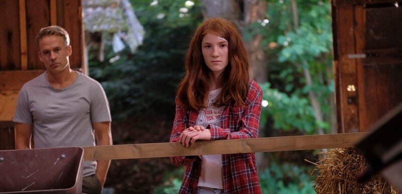 Charlotte (Irene Böhm) sorgt sich um ihr Pferd Henry, der bei dem Unfall verletzt worden ist. Tierarzt Mark Weber (Marco Girnth) muss ihr versprechen, das Tier gesund zu pflegen und nimmt den Hengst bei sich zu Hause auf. – Bild: ZDF und Jacqueline Krause-Burberg