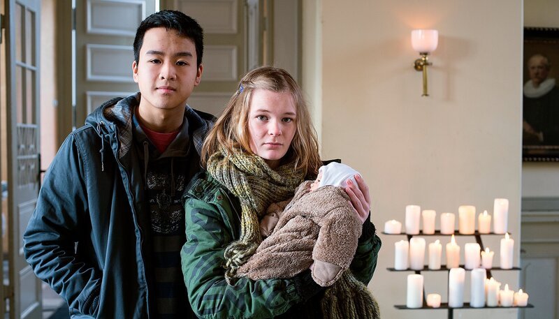 Die jungen Eltern Paloma (Gro Swantje Kohlhof, r.) und Winni (Anh-Quoc Doan). – Bild: NDR/​Degeto/​Sandra Hoever